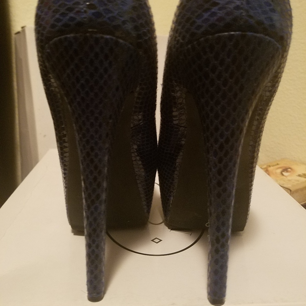 Heels - Picture 3 of 4